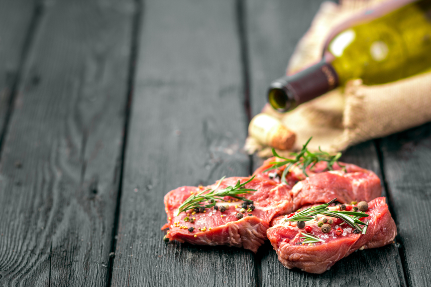 Marinare la carne per il BBQ con il vino rosso e bianco Marinare la carne per il BBQ con il vino rosso e bianco